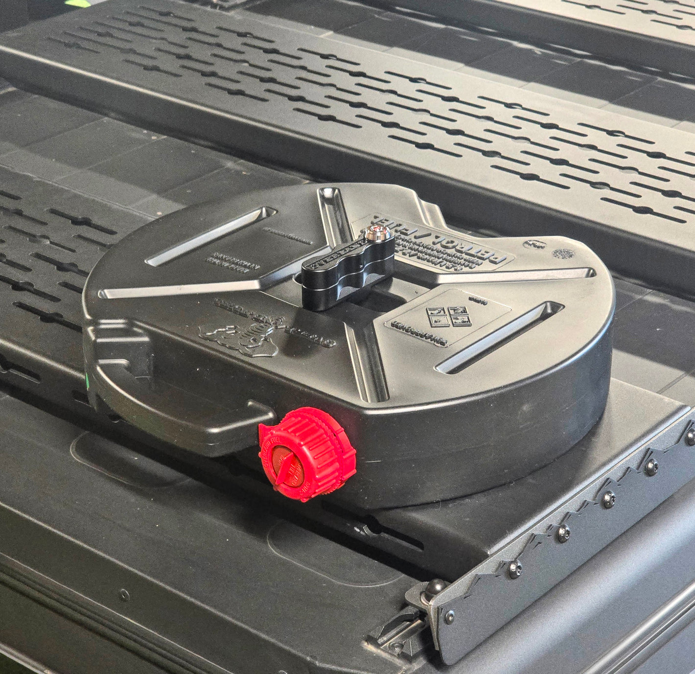 8.5 liters Fuel can black with lockable mounting bracket