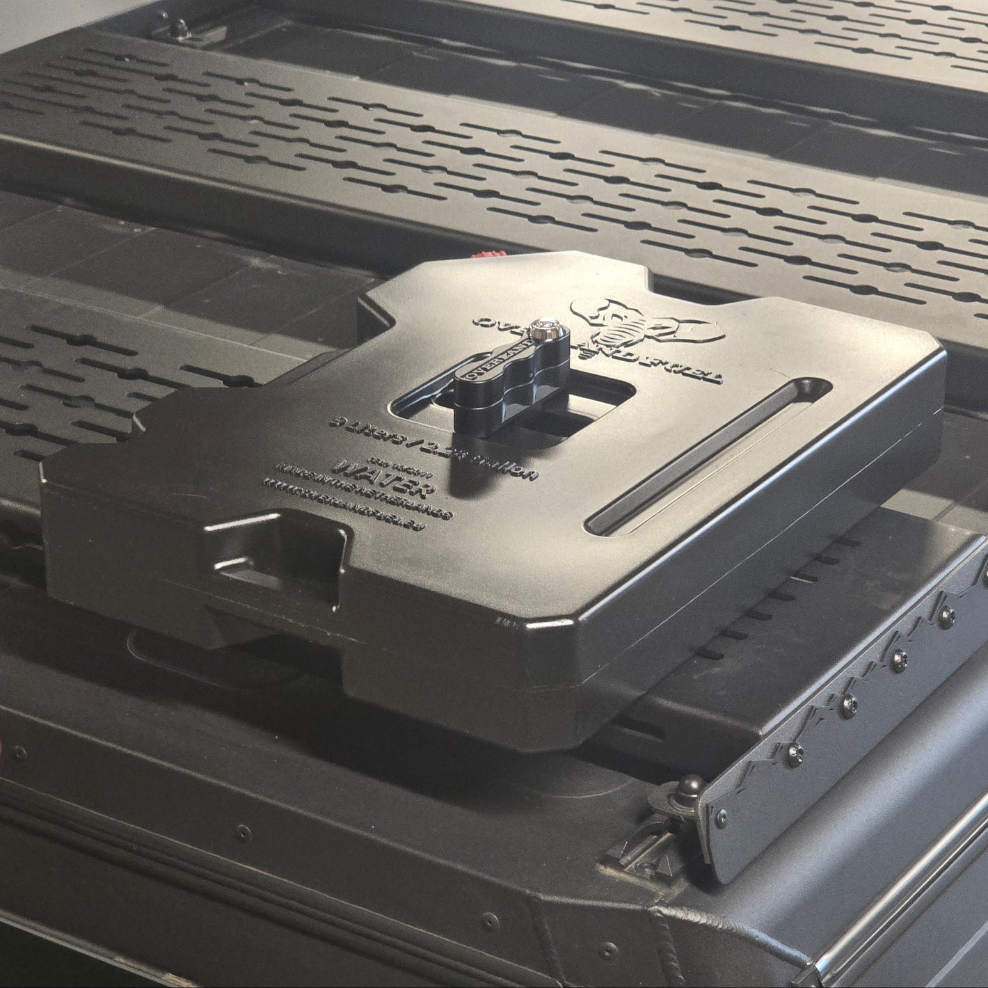 9 liters water can black with lockable mounting bracket