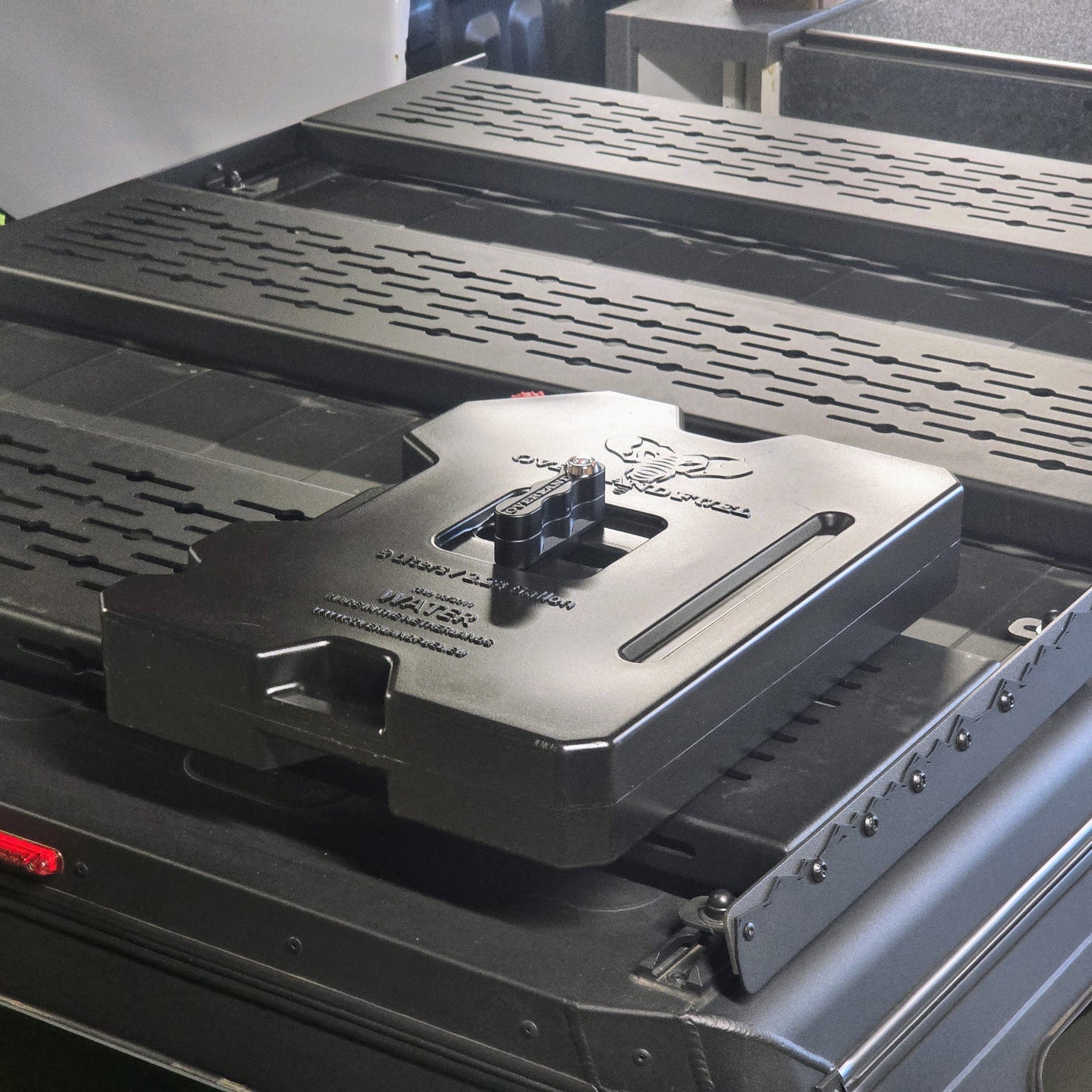 9 liters Fuel can black with lockable mounting bracket