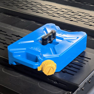 4.5 liters water can blue with lockable mounting bracket