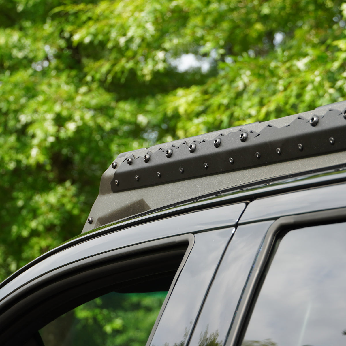 Wild Road Racks Wild Aero Max roof rack with built-in light bar Toyota Hilux 2016+